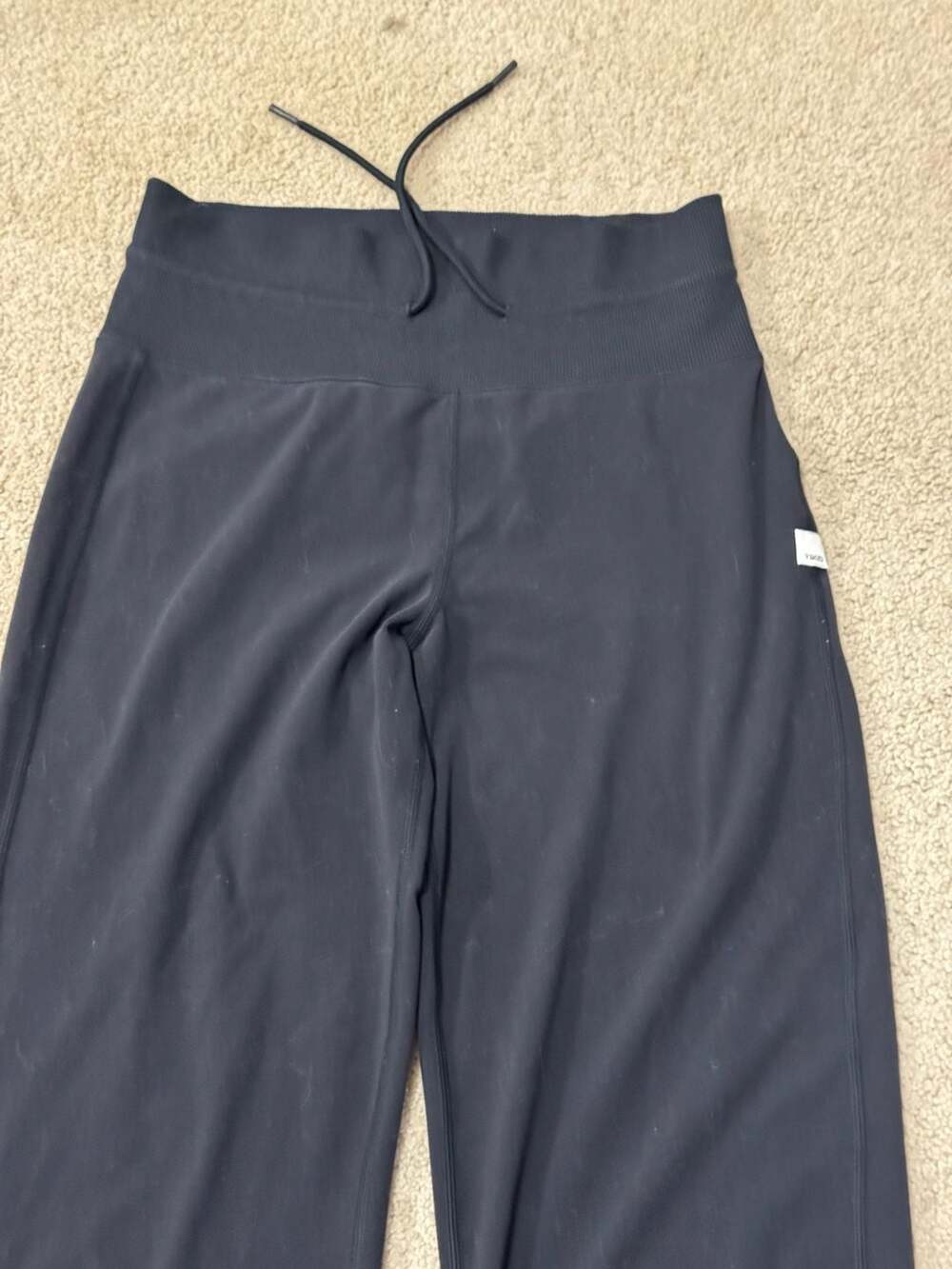 Vuori black high-waisted performance joggers with ribbed waistband and cuffs - Picture 4 of 11